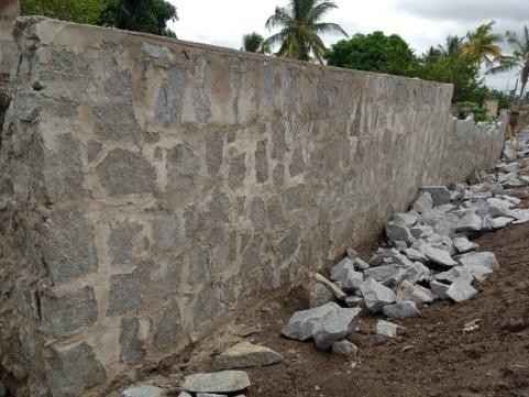 Muro de vedação ao longo da linha férrea