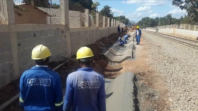 Equipa ECOCIL nas valetas de drenagem da linha férrea